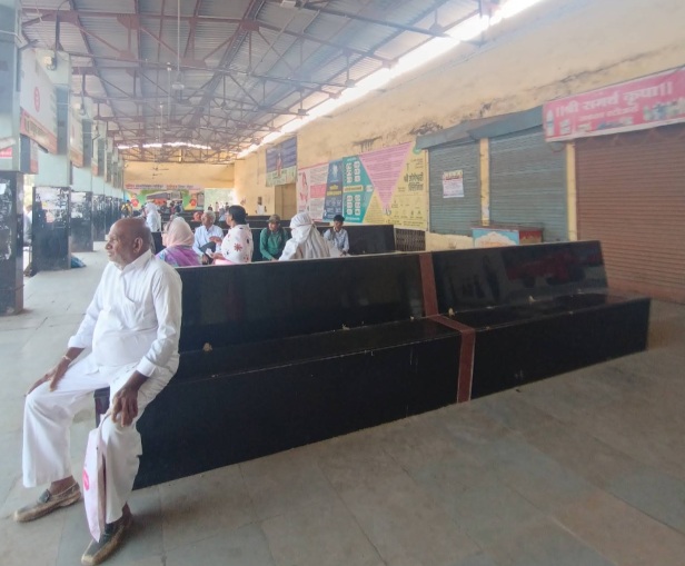 msrtc erandol bus stand waiting area